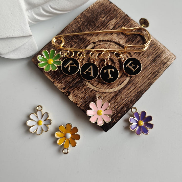 Personalized brooches are a new trendy gift this Christmas