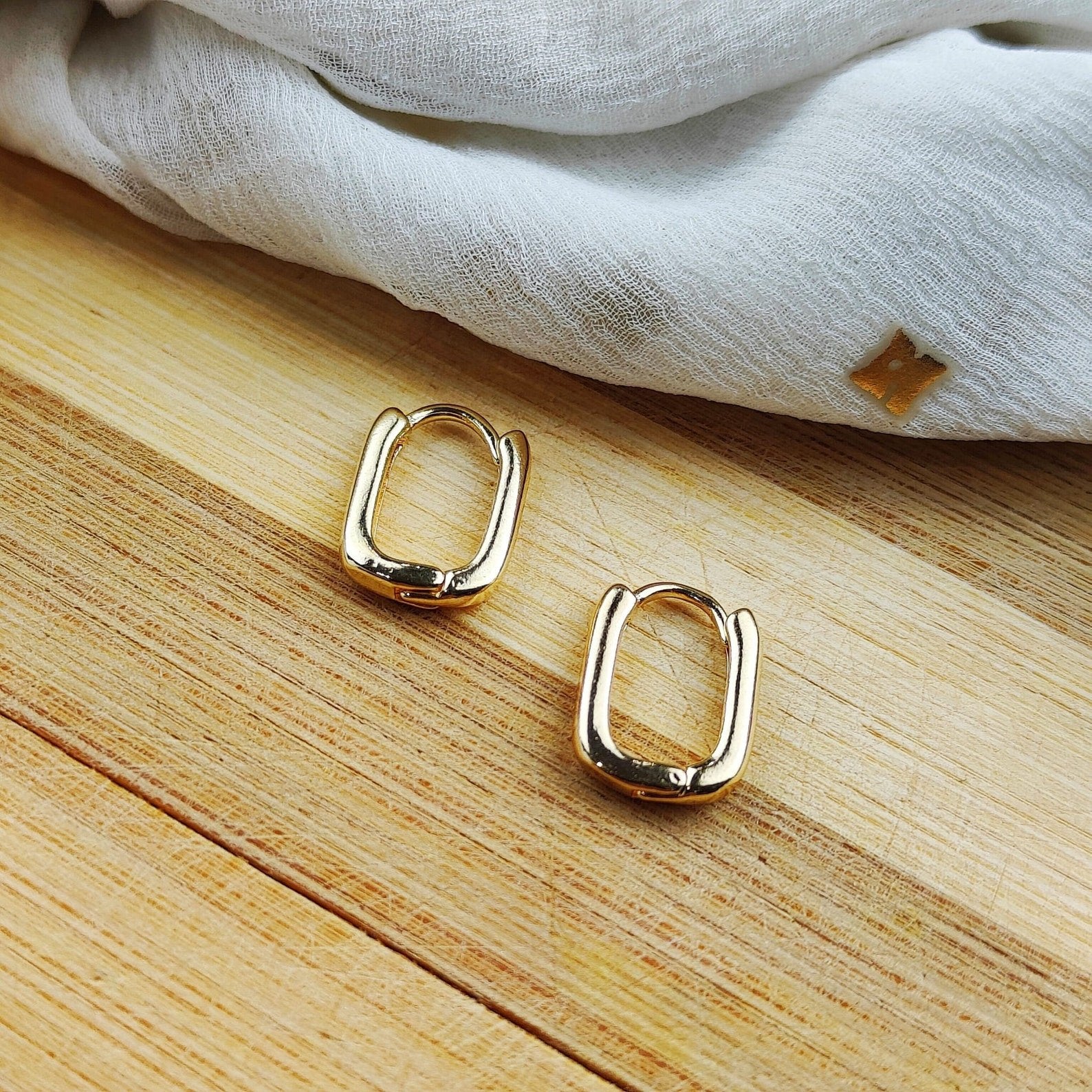 Contemporary Chic: Elevate Your Style with U-Shape Drop Earrings