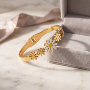 18ct Gold Plated White Daisy Seven Flower Spring Hinged Bangle Floral Bracelet (Close-up Detail) | The Colourful Aura