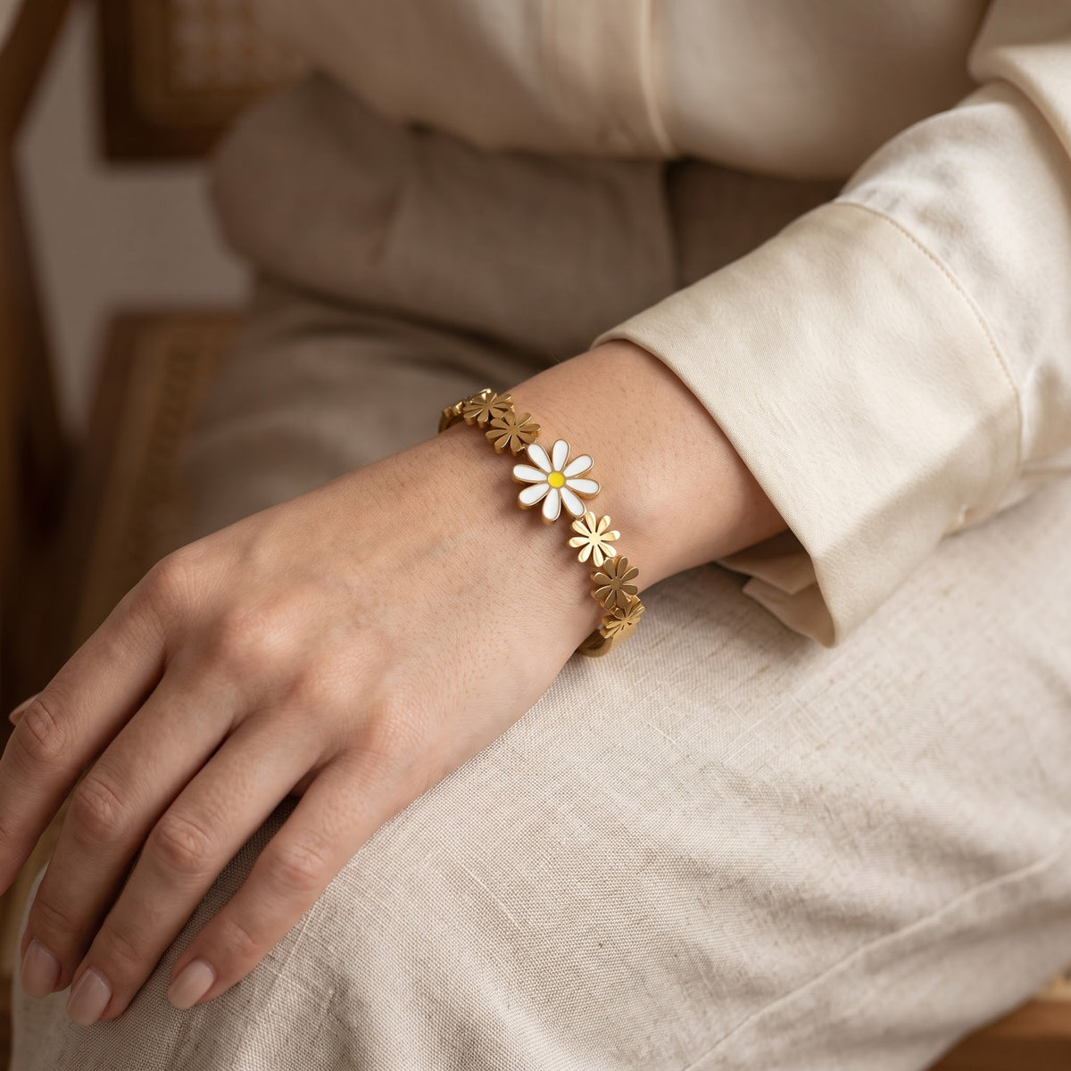 18ct Gold Plated White Daisy Seven Flower Spring Hinged Bangle Floral Bracelet (Close-up Detail) | The Colourful Aura