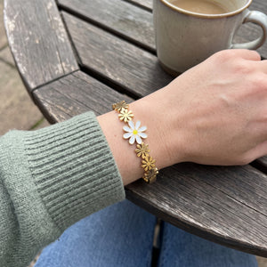 18ct Gold Plated White Daisy Seven Flower Spring Hinged Bangle Floral Bracelet (Close-up Detail) | The Colourful Aura