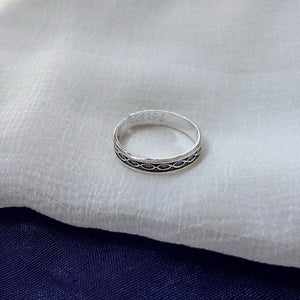Black Adjustable Pure Silver Bohemian Foot Toe Ring (Close-up Detail) | The Colourful Aura