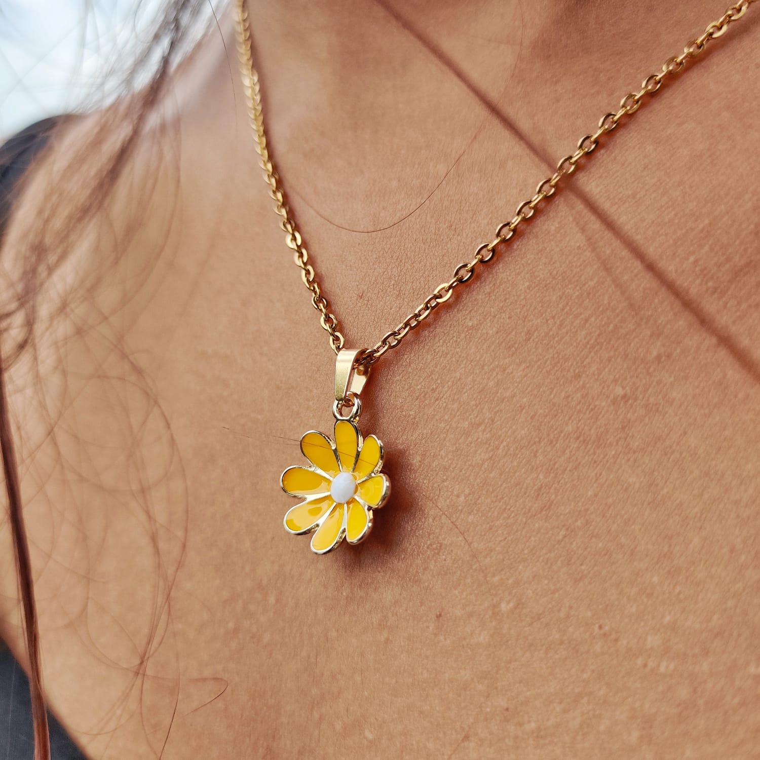 Gold Beach Choker Floral Pendant