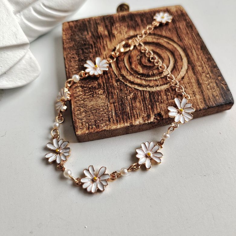 White Daisy Charms for Necklaces for Girls, Chrysanthemum Charms Gold, Flower  Charms for Jewelry Making, Cute Charms for Zipper Pulls, Best 