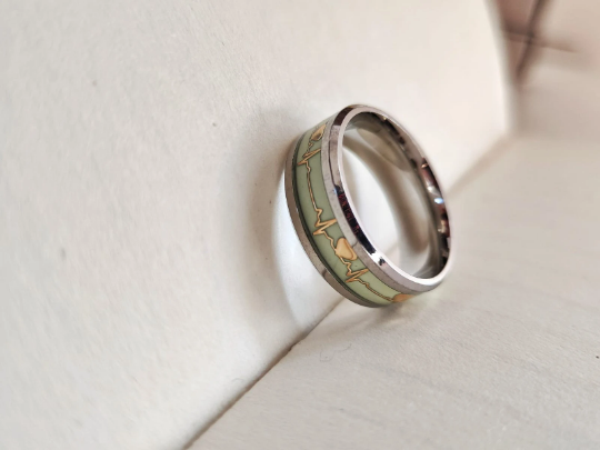 Luminous carbon fibre Lightning Men and Women Green Heart Wedding ring