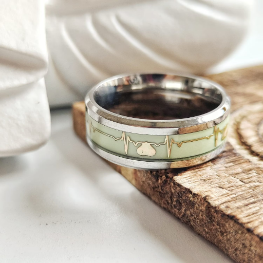 Luminous carbon fibre Lightning Men and Women Green Heart Wedding ring