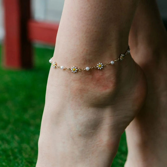 Gold White Daisy Pearl Floral Summer Indie Boho Flower Adjustable Anklet — Boho Jewellery UK | The Colourful Aura