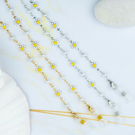White Sun Flower Daisy Sunglass Reading Eyeglass Lanyard Pearl Chain Holder (Close-up Detail) | The Colourful Aura