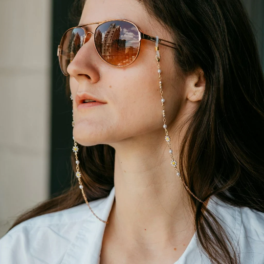 White Sun Flower Daisy Sunglass Reading Eyeglass Lanyard Pearl Chain Holder (Close-up Detail) | The Colourful Aura