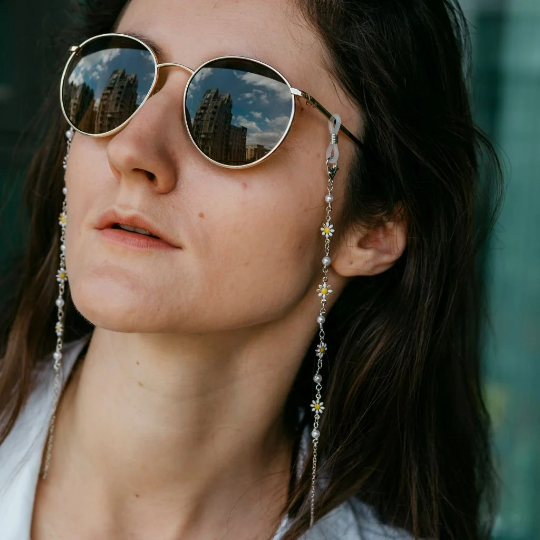 White Sun Flower Daisy Sunglass Reading Eyeglass Lanyard Pearl Chain Holder (Close-up Detail) | The Colourful Aura