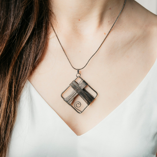 Black square pendant necklace deals